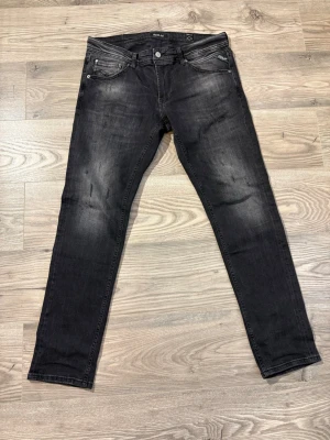 Replay jeans - Säljer ett par svarta Replay jeans med skinny passform och snyggt tvättad look. Klassisk femficksmodell med Replay-logga på fickan och bak. Tillverkade i bomull med lite stretch för extra komfort. Perfekta för dig som gillar en smal siluett och stilren vibe.