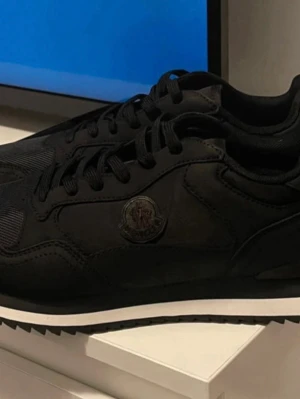 Moncler skor - Fina stilrena sällsynta Moncler sneakers skor till dundrande pris kommer fint packade i kartong och papper. Finaste på marknaden testade en gång hemma passar alla tillfällen, pris kan diskuteras vid snabb affär.