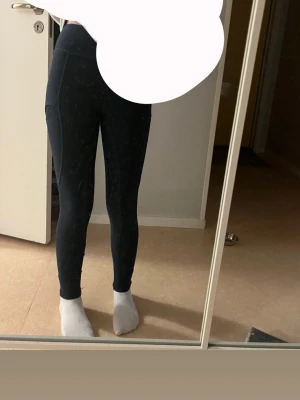 Marinblå Maya delorez ridbyxor  - STORLEK 3XS PASSAR MIG SOM ÄR 163! Pris kan diskuteras vid snabb affär!Säljer ett par marinblå ridbyxor  från Maya delorez  med hög midja och tight passform. De har diskret logga på låret och är gjorda i stretchigt syntetmaterial. Snygga till en snygg ridtröja! 