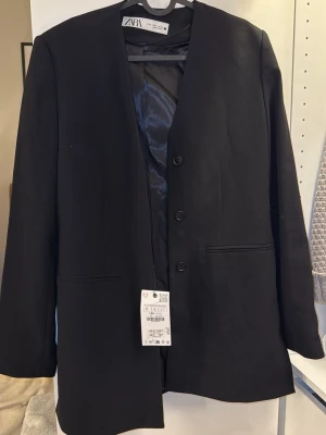 Svart kavaj från Zara, storlek S - Stilren svart kavaj från Zara i storlek S. Klassisk rak modell med tre knappar framtill och två diskreta fickor. 