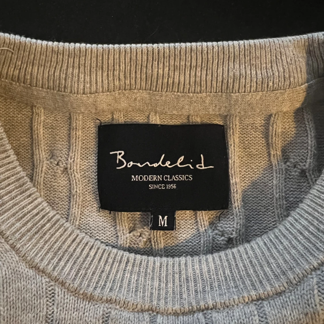 Ljusgrå kabelstickad tröja Bondelid - 1