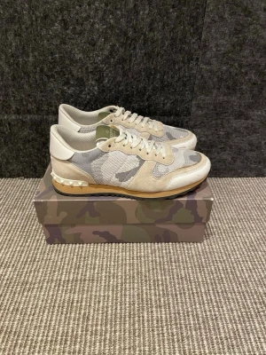 Valentino rockrunners  - Hej, säljer nu dessa svin snygga valentino skor. Skorna är i grymt skick! Begränsat antal boxar och dustbag. Hör av dig vid frågor. 40 1/2 passar 41 1/2