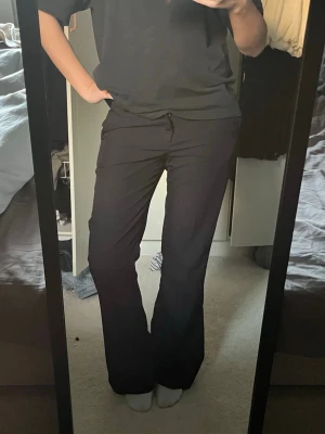 kostymbyxor  - lågmidjade kostymbyxor jätte snygga men kmr ej till användning. jag är 170 brukar ha 36-38 ❤️❤️