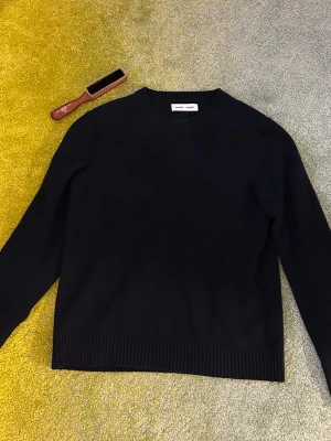 Samsøe Samsøe Stickad Tröja - Snygg midnattsblå tröja i fint ull från Samsøe Samsøe.  Ärmlängd: 67cm  Längd: 65cm