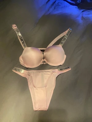 Victoria’s Secret set  - Hej💕säljer ett ljusrosa set från Victoria’s Secret i storlek 75c, trosor i storlek M. Kom med prisförslag om ni är intresserade💕