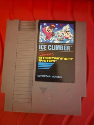 🫶Ice Climber (NES European Version)🍧❄️🧊 - Klassiskt NES-spel, Ice Climber, i europeisk version. Kassetten har synligt bruksslitage men etiketten är intakt och tydlig. Perfekt för retrospelsentusiaster och samlare av Nintendo Entertainment System.  har inte test provat då jag saknar själva  konsolen. Men köpte den för ca 5 årsedan och det har förvarats i en låda och ska fungera. Kontakta mig gärn innan köp mvh Anna.  