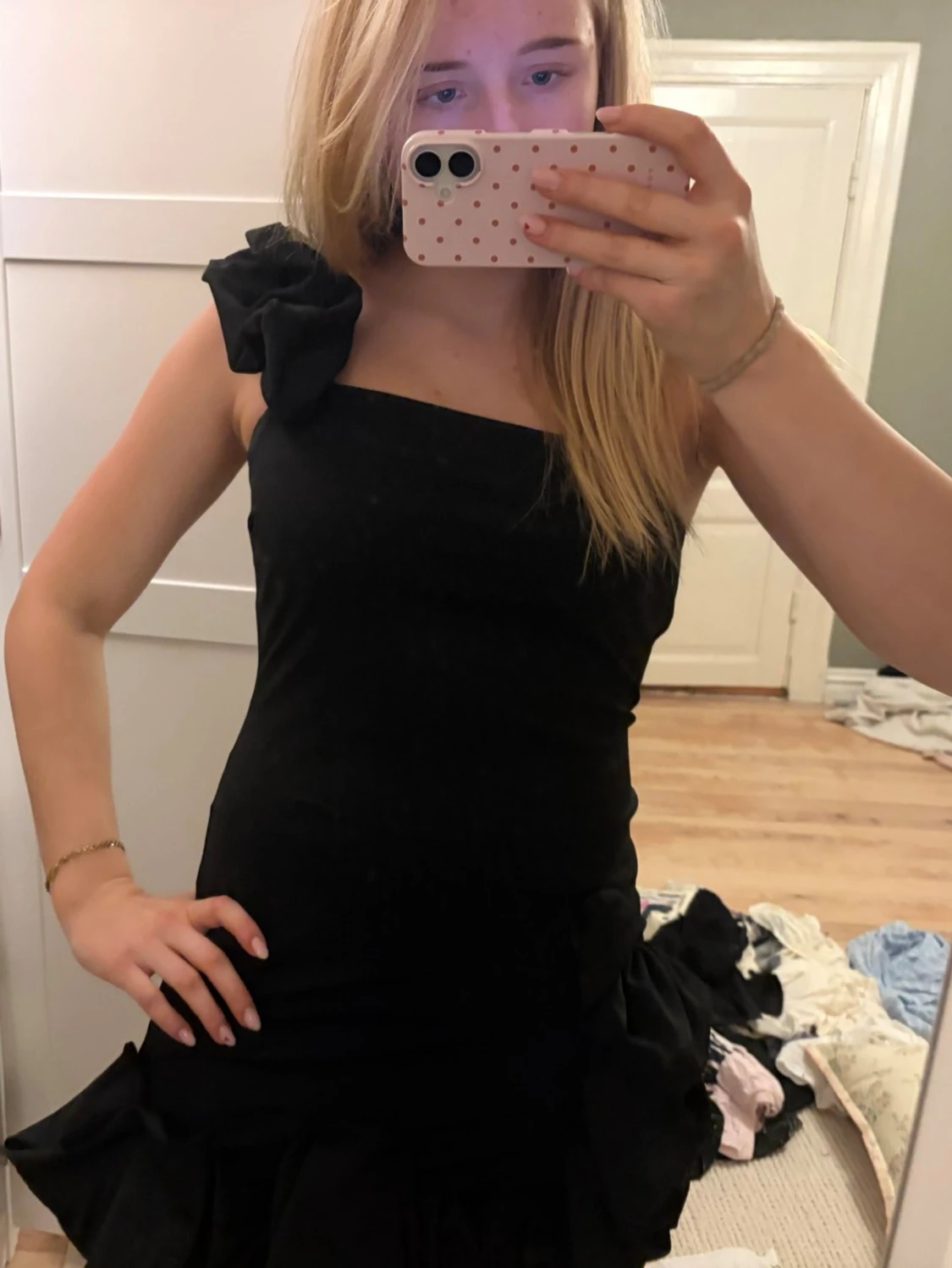 Svart oneshoulder volangklänning - 1