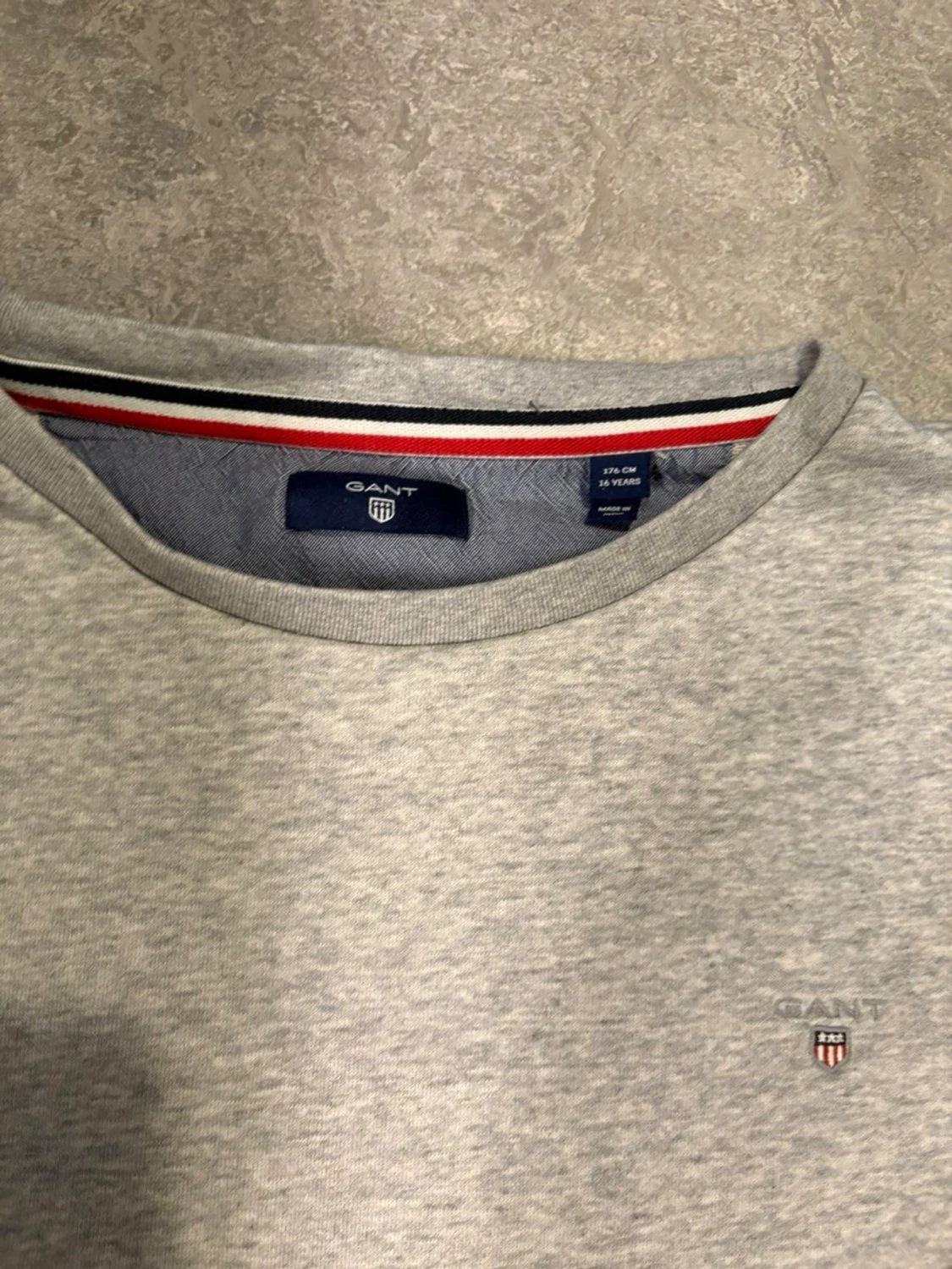 Grå sweatshirt från GANT - 2