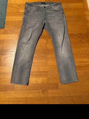  Jack & Jones jeans  - Två par feta jeans från Jack and Jones. Båda är Slim Glenn och i storlek 31/30. Båda är helt nya och knappt använda. Skriv vid frågor eller funderingar 