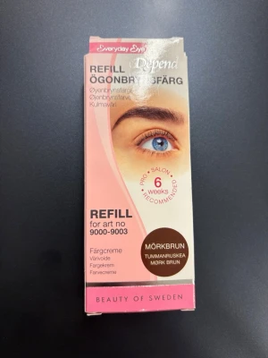 Depend ögonbrynsfärg mörkbrun - oöppnad - Säljer en helt ny och oöppnad refill av Depend ögonbrynsfärg i nyansen mörkbrun. Det är färgcreme Everyday Eye som håller i upp till 6 veckor Resultatet blir naturligt markerade bryn som tål både träning och bad. Refill för artikelnummer 9000-9003. 