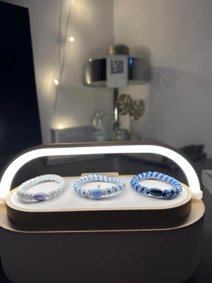 5st blåa armband  - Tja säljer helt nya armband från Bältgallerian. Dem alla är i strechigt material men kan inte streckas ut för långt. Dem passar från 10 år plus. Vid köp av flera blir priset billigare och om du gillar så finns det flera att välja mellan. Säljer både knäcki och vanlig pärlarmband Samt bälten.