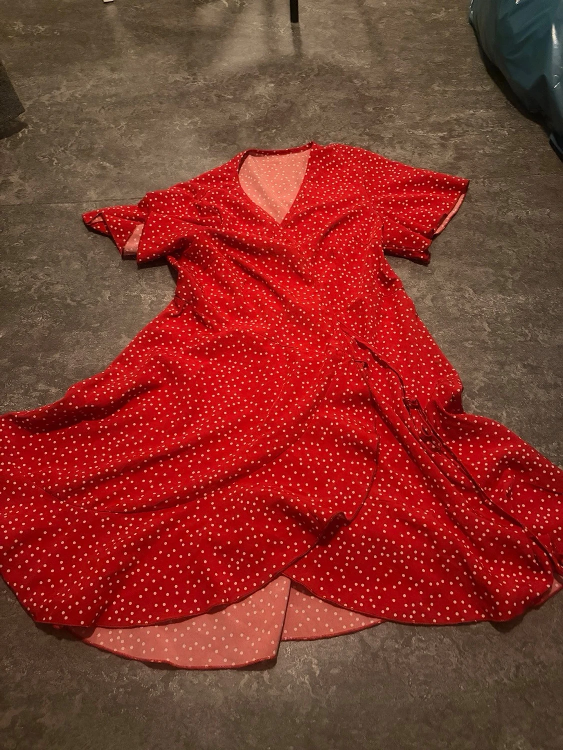 Röd omlottklänning med vita prickar