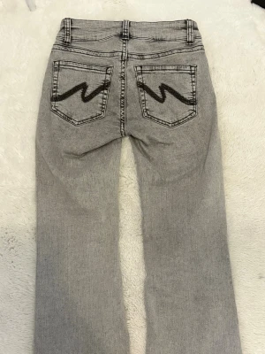 Grå bootcut lowwaist jeans från Nelly - Lowwaist och bootcut jeans från nelly, Passar mig i lägnden som är 160🌸 priset kan diskuteras!