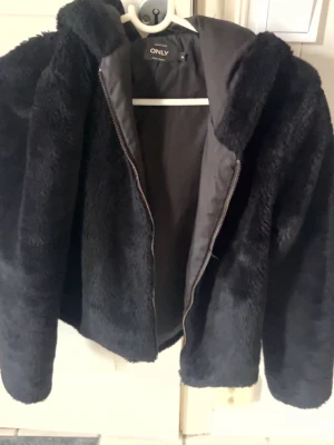 Svart fluffig jacka - Svart jacka med fluff från Only, storlek M💕