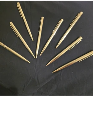 Kulspetspennor 50 st ca 1.2kg - Kulspetspennor metall utbytbar patron  Går att gravera på släta ytan överdel Ca 1.2 kg