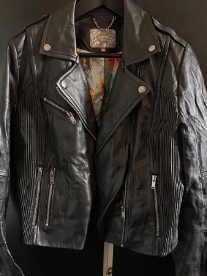 Äkta läderjacka - Jacka i äkta läder. Jacka är som ny och säljs då den inte kommer till användning. 