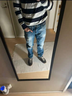 Selvedge Sti Tommy Hilfiger Jeans - Etg par riktigt najs och unika jeans från Tommy Hilfiger med otroliga fades och en lite ljusare ton som passar alldeles perfekt inför våren. Storlek 31/32. Kom gärna med fler frågor!😁