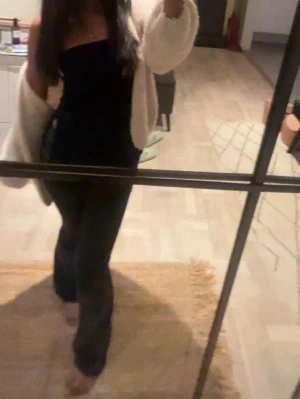 Svarta bootcut jeans - Gråsvarta jeans, säljer då de inte kommer till användning längre!! De ända är att de lite slitningar vid fötterna, inget som märks🫰