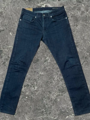 Dondup George - Säljer ett par riktig sköna dondup george i marinblå färg. Riktig stiliga par byxor som går för legit vare da tillfälle nånsin. Dessa är i 9/10 skicka, alltså toppskick och är i storlek w32 och l30-32. Dessa står ute nu för endast 799kr (riktig kap asså). Hör av er vid minsta lilla fundering!!!!