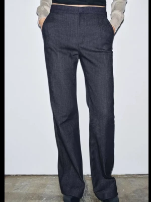 Mörkblå raka jeans i denim / kostymbyxor - Nya i storlek Small! ✨Snygga mörkblå jeans med rak passform och klassisk midja. Jeansen har diskreta fickor fram och bak och är tillverkade i ett robust denimtyg. Perfekta för en stilren och enkel look.