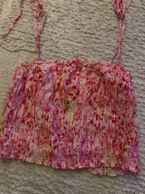 Blommig rosa linnetopp från H&M - Supersöt linnetopp från H&M strl s 🥰