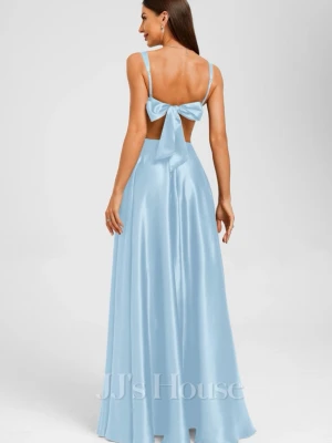 Ljusblå lång klänning med rosett - Snygg ljusblå balklänning från JJ's House i satin. Använd 1 gång på balen i nian. Ny pris 1500kr