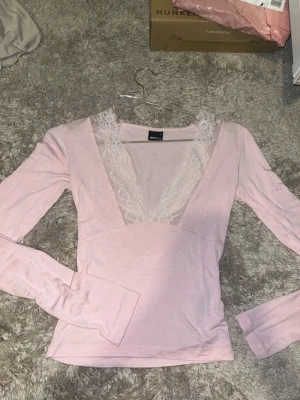 Rosa tröja med spets  - Används 1 gång, säljs inte längre i butik, Gina tricot