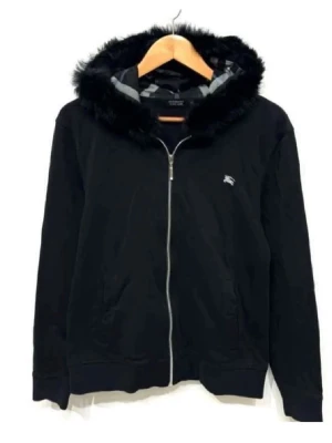 Burberry Black Label Fur Zip - Autentisk zip hoodie från burberry black label. Size 3, inga defekter. Går inte att hitta i sverige. Skriv för mer info, pris negotiable