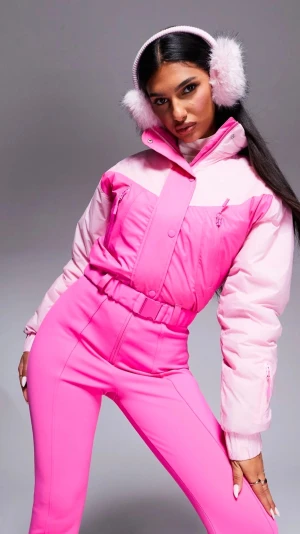 ASOS 4505 rosa skidoverall  - Snygg skidoverall i två nyanser av rosa med hög krage, dragkedja och bälte i midjan. Overall har flera fickor med dragkedja och är fodrad med mjuk fleece på insidan. Perfekt för dig som vill sticka ut med färg. Ny med lappar kvar storlek 42. Ordpris: 1989kr. Mitt pris: 1000kr 