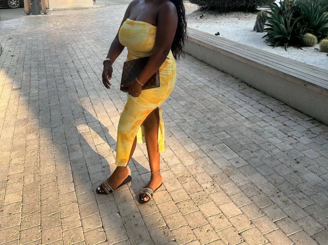 Gul axelbandslös långklänning