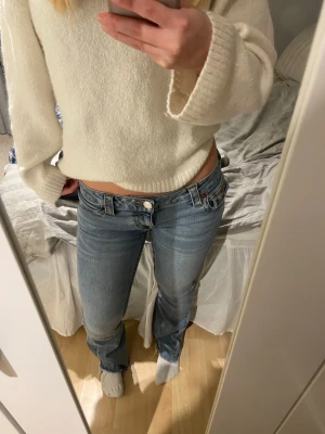 Joey low rise flare jeans från true religion - Jeansen är low waist och i bra skick men använda. Jag har klippt av de och förkortat nertill då de var för långa på mig som är 160 cm. Men fortfarande lite för långa. Säljer dem då de inte kommer till användning längre! Nypris 1599kr