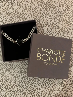 Silverarmband med svart hjärta Charlotte Bonde - Armband från Charlotte Bonde med en tjock silverkedja och ett svart hjärta i mitten. Kommer i originalask och är i nyskick. 💞Säljer för 200 kronor mindre än originalpris. 