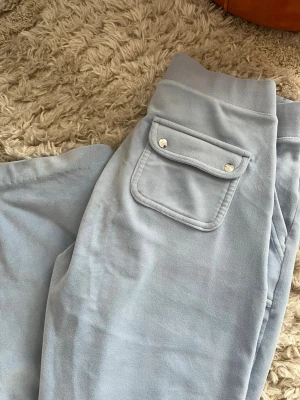 juicy byxor - Ljusblå juicy couture byxor! Köpta för några år sedan men används inte.