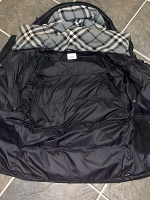 Burberry jacka/väst - Svart dunväst från Burberry med dragkedja och tryckknappar framtill. Perfekt för vintern och västen är riktigt snygg till sommarn.