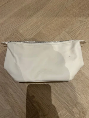 Vit necessär från CAIA i syntet - Säljer denna jättefina caia necessär. Den är använd ett fåtal gånger så de är i ett fint skick. De kan vara lite smink på kanten men de är inte nått man tänker på och de går att få bort lätt med sminkborttagning.💕nypris 300