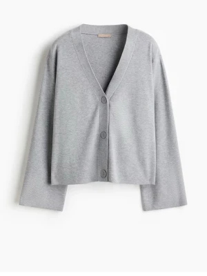 Grå finstickad kofta med knappar - Klassisk och tidlös kofta som passar perfekt till både skola och hemma. Enkel att styla över T-shirt, skjorta och även klänning! Jättemysig och knappt använd! Storlek s , men är lite oversized även på mig som vanligtvis bär storlek m! 