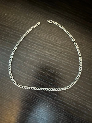 Silver kedja  - 50 cm äkta silver kedja snygg och perfekt för att gå lite finare. Ända defekten är knäpparen men den går att byta. 