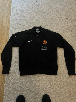Man utd retro tröja 2008 - En gammal och snygg tröja från Manchester united 2008. Mycket bra skick storlek M men skulle rekommendera som storlek S. 