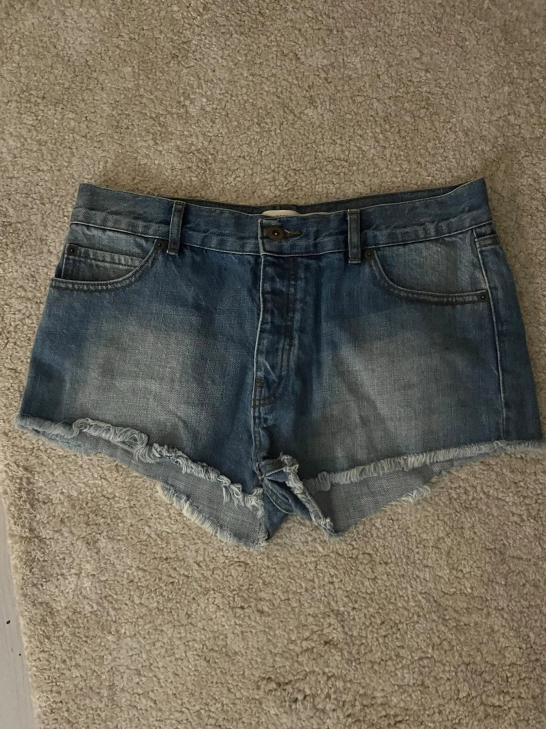 Blå jeansshorts med fransig kant