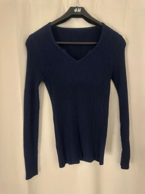 Figursydd tröja - Super fin figursydd tröja som inte kommer till användning. Köpt utomlands! Hundhår kan finnas på plagget! Vissar ej stl men skulle säga S/M