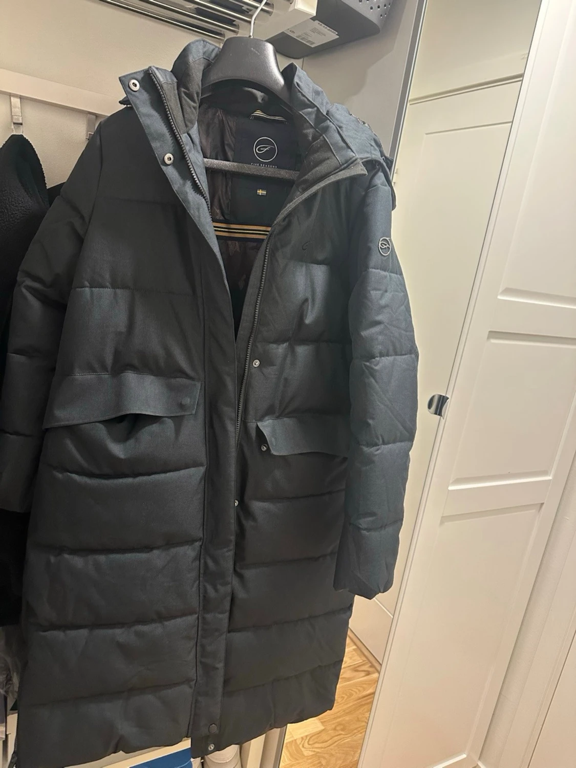 Svart lång pufferjacka från five seasons