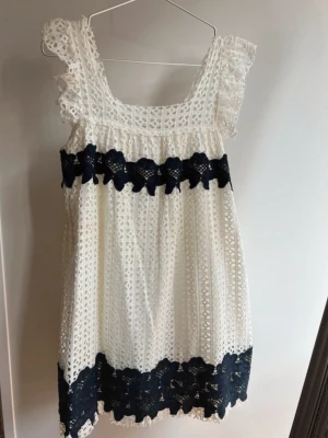 Vit och marinblå spetsklänning - Så fin klänning från zara! Kan mötas upp i Göteborg eller frakta genom plick 💓kontakta vid frågor! 