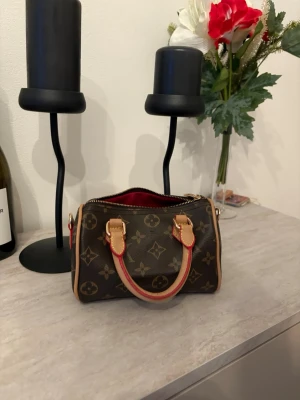 Mini väska  - Jätte fin miniväska, pris kan diskuteras.