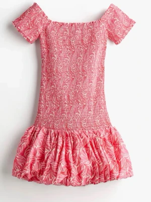 Rosa kortklänning med volang - Säljer min jätte jätte söta rosa klänning då jag måste rensa min garderob. Den är jätteskön och verkligen en perfekt sommarklänning. 