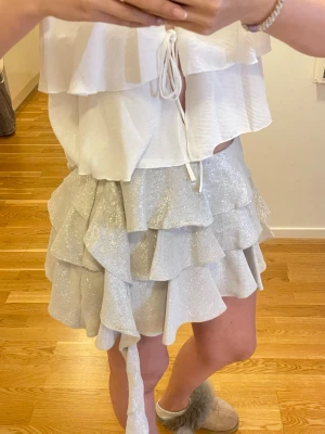 Glitterkjol Zara - Såå fin glitterkjol ifrån Zara, perfekt till fest o sommaren🤍 Storlek M, helt ny med prislapp kvar!