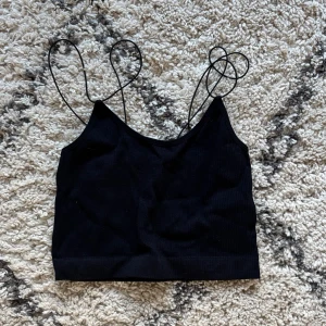 Svart linne - superfint svart ribbat linne med dubbla band från bikbok!!