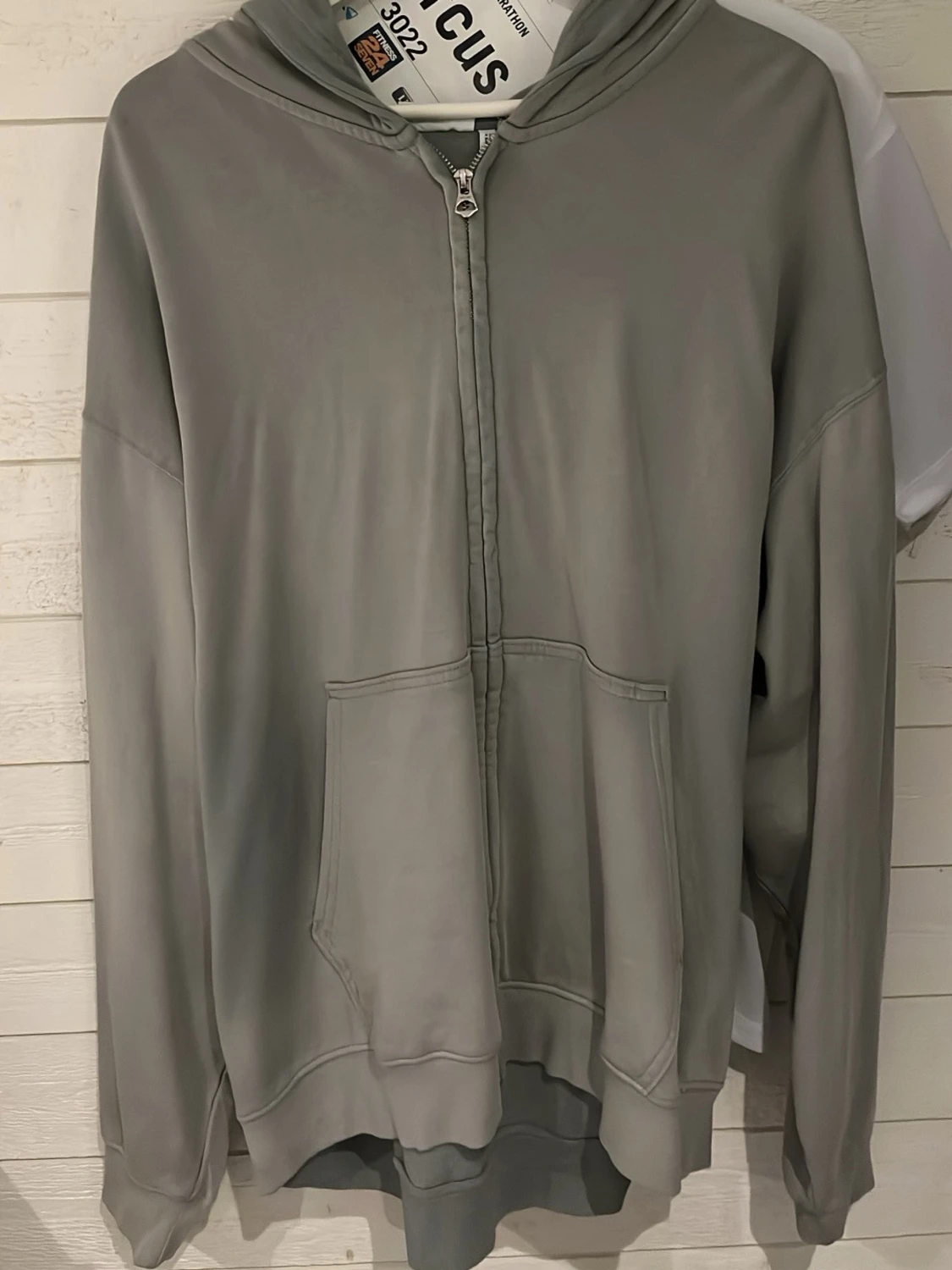 Grå zip-hoodie med fickor - 1