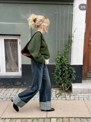 My Essential Wardrobe - Oanvända byxor från My Essential Wardrobe. Storlek 26/31. Perfekt för mig som vanligtvis har s/m och är ca 168 cm lång 💕 slutsålda och nypris är 1500kr. Kom med bud😊