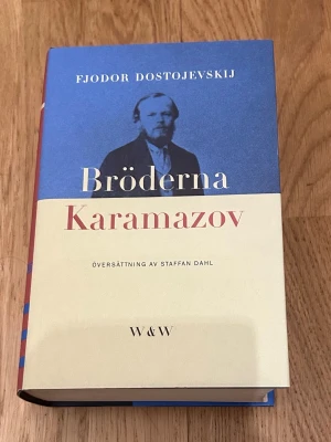 Bröderna Karamazov av Dostojevskij - En klassisk roman av Fjodor Dostojevskij i svensk översättning av Staffan Dahl. Boken har ett hårt omslag i blått och beige med röd text och är utgiven av Wahlström & Widstrand. Perfekt för dig som gillar ryska klassiker och djupa berättelser. Även Idioten finns att köpas. Böckerna är helt nya. 