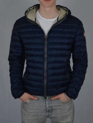 Colmar Jacka - Blå Colmar jacka, perfekt till våren! Jackan är i storlek 52 (M/L) och är i riktigt bra skick! Vid frågor eller funderingar är det bara att höra av sig!